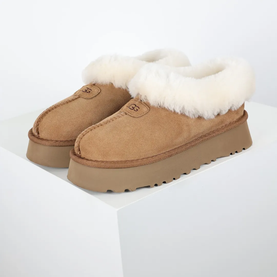 Pick up locally 💰580 The core recommendation is good price UGG Tazite slip-on lazy thick-soled slippers Maroon Xiaohongshu hot model Henan Longfeng leather production Sheepskin and wool integrated Top quality in the market 2-3 cm cashmere insole to keep warm in winter and suitable for home use UUG has launched a style series in the new year, which is partially geared towards the preferences of young consumers. It has also moved to the forefront of fashion trends. Shoe body material Water-repellent coated suede upper 17mm UGGPURE™ implanted wool insole Lightweight non-slip comfortable rubber outsole Brand LOGO Trademark Comes with full packaging Size: 35 36 37 38 39 40